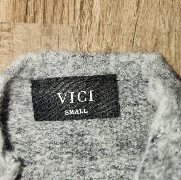 Vici Gray Oversized Sweater Size Small Excellent Condition - Picture 3 of 4